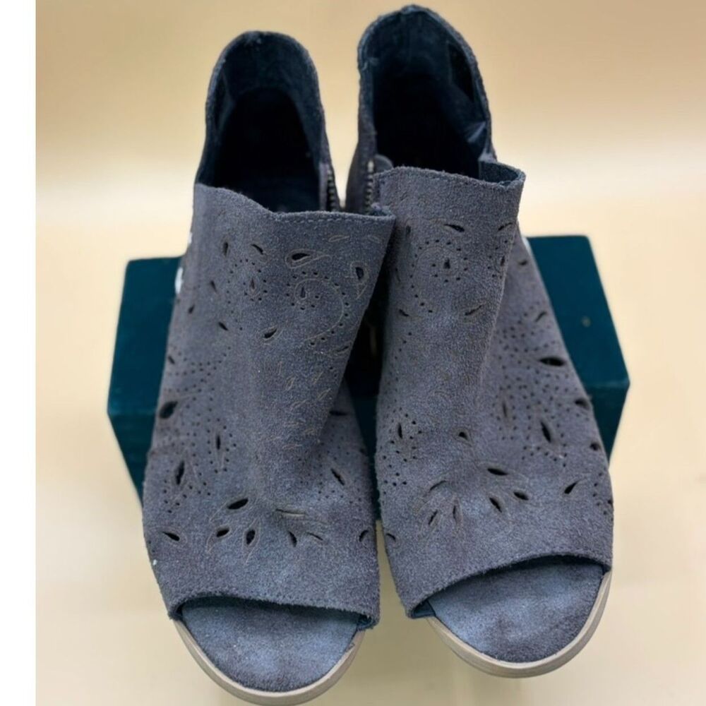 coolway Nelia Womens gray suede laser cut open toe size 7 Spain 38
